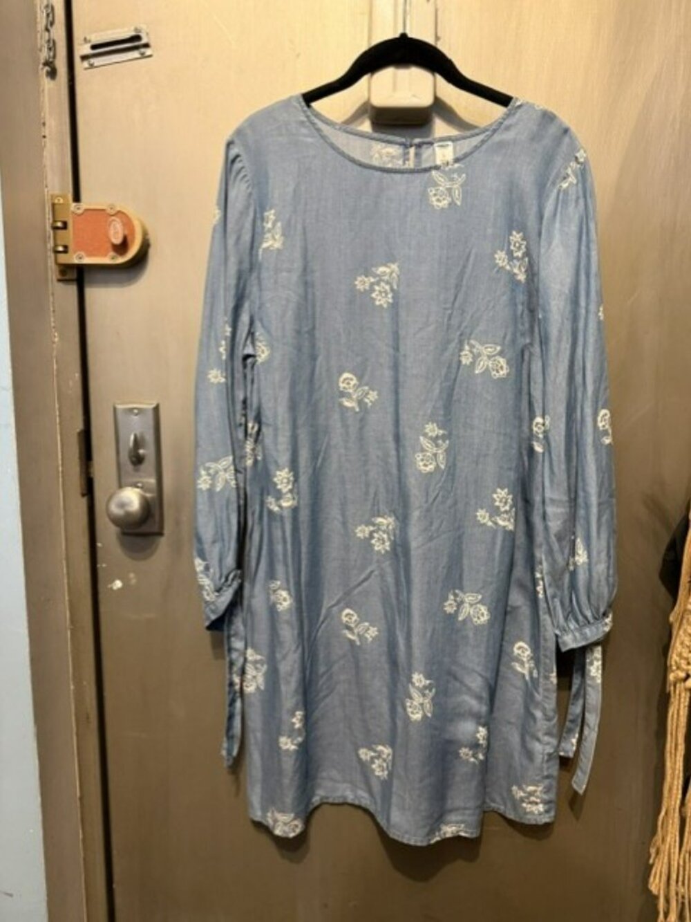 Blue chambray Old Navy white floral print shift mini dress and tie-detail sleeve - Picture 3 of 16